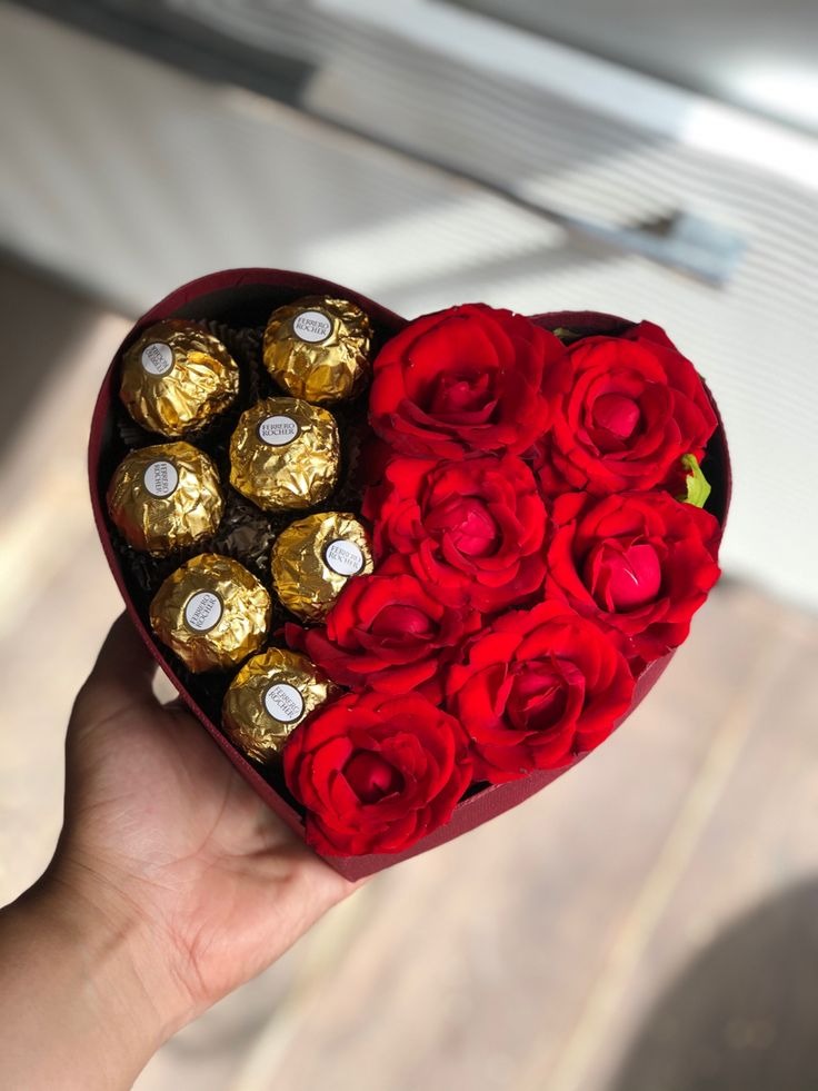 Elegant Heart-Shaped Roses &amp; Chocolate Gift Box